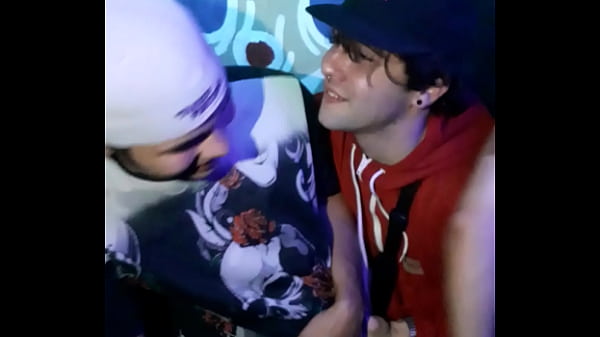 Giovanni Spiassi pegando no pau do amigo na bal...