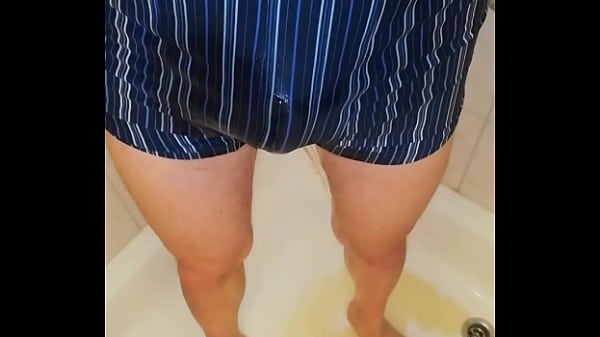 Peeing in Dusch cabine