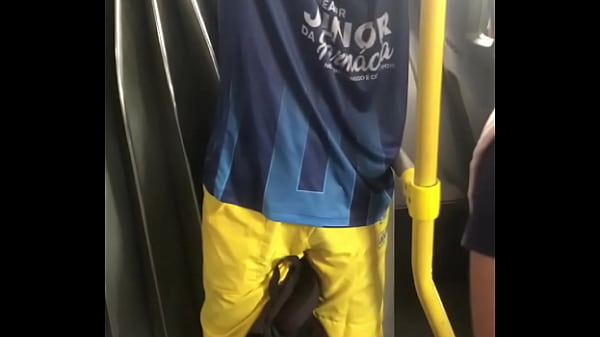 Boy no ônibus com a mala marcando