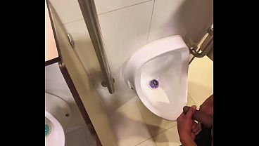 Meu vizinho me visitou no banheiro