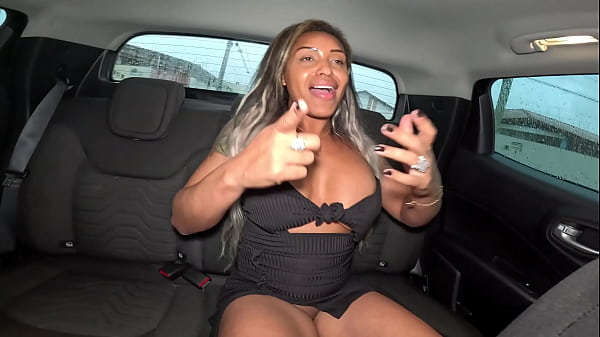 Download Video - No Carro com Lukas Zaad&colon; Anne Cristalli&comma; Cuzinho Apertado e Leite no Bico&excl;