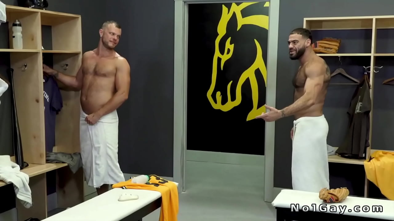 Gays peludos en un trío en el vestuario
                     anal sucking blowjob handjob threesome hairy bigcock analsex jerking bigdick gangbang gay muscle stud bareback hunk gaysex jockstraps falconstudios no1gay muchos negros