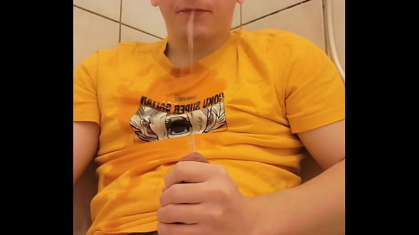 Download Video - 18 years old boy pisses in own mouth and cum   moan