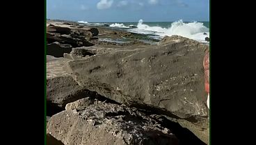 Corno assistinho a esposa novinha gostosa gemendo na rola do amigo na praia