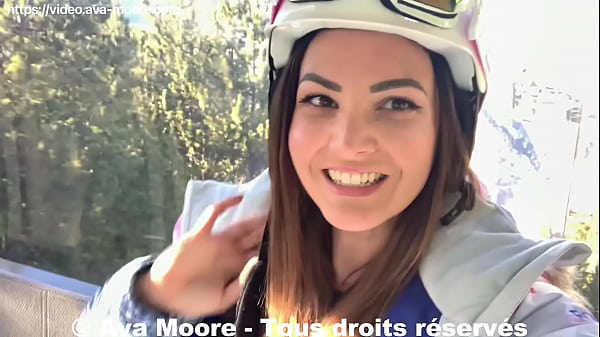 Ava Moore - Ava Moore - Französische Schlampe zeigt sich, spielt und spritzt auf der Skipiste ab