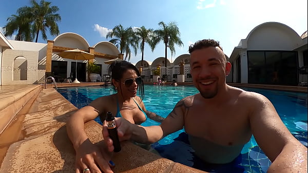 Download Video - A morena queria me chupar na piscina Mr Matusalem - Natzinha Morena