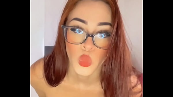 Ma Demi-Soeur Colombienne M'a Surpris Avec Une Danse Sexy. Ça M'a Fait Bander