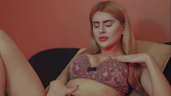 Hot blonde does hot anal