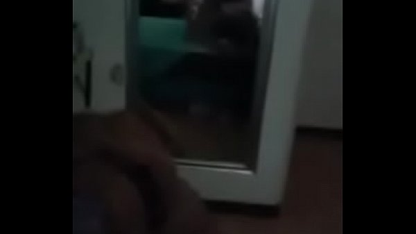 Download Video - Su mam&aacute; se va de casa y me la cojo