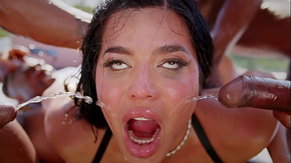 Esta pùta venezolana le gusta comer pollas negras y metérselas en el coño y el culo a la vez