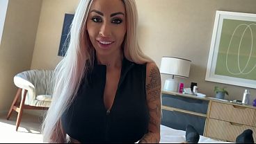 巨乳の義理の妹が、本当のマンコの感触を教えてくれる