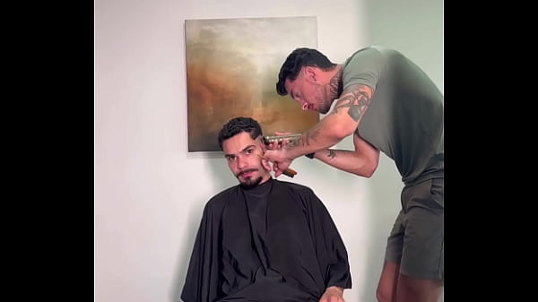 Esse barbeiro não só cortou bem como gozou gostoso