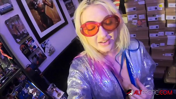 Quarantine fun with tattooed chick Leya Falcon