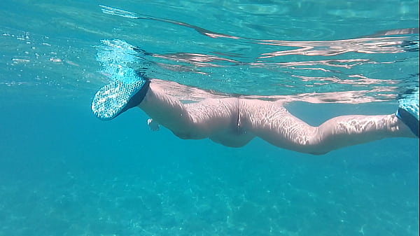 Ariela Rider showing naked pussy in the sea