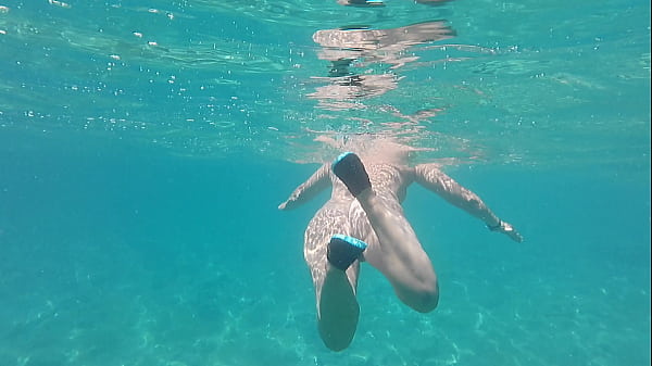 Ariela Rider showing naked pussy in the sea