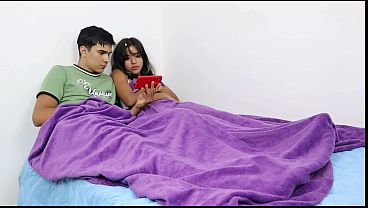 Download Video - estabamos viendo peliculas pero se le puso la verga dura y me follo