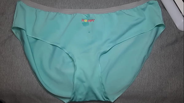 Buena corrida de leche sobre los calzoncitos ce...