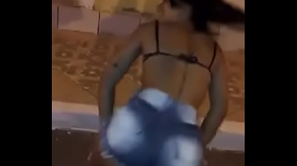 Morena Maryana Rebolando in Short Jeans