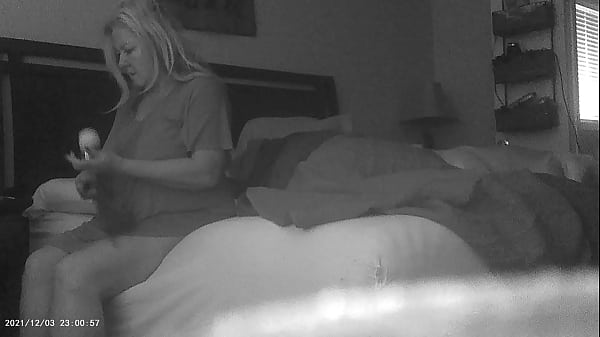 Hajnali önkielégítés a kedvenc vibrátorral