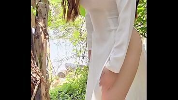 Download Video - Chịch v&agrave; xuất tinh vội trong lồn con bạn trong bụi cỏ&period;&period;&period;Fucking my classmate in the grassy thicket by the water&rsquo;s edge&period;