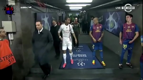 Jogadores do Barcelona coçando o saco