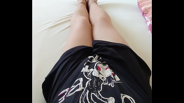 Nylonjunge im Nachthemd und Strumpfhose im Bett