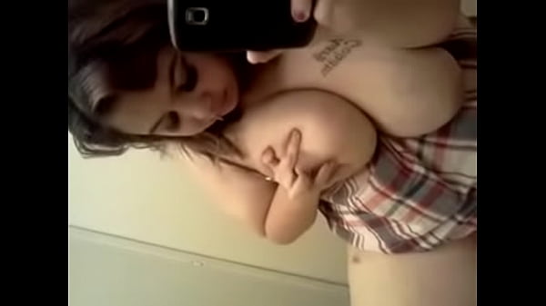 1650244 Menina Peituda Brinca Ela Mesma