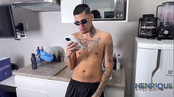 O VIADINHO FICA MANJANDO MINHA ROLA TODA HORA Q...