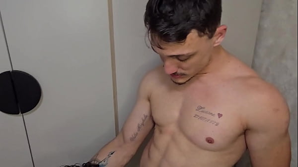 DANDO O CUZINHO COM AS PERNAS ARREGANHADAS