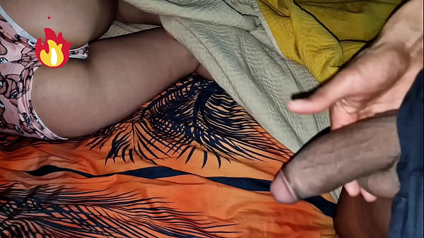 Download Video - Mi peque&ntilde;o hermanastro viene a escondidas a mi habitaci&oacute;n para que le quite la virginidad