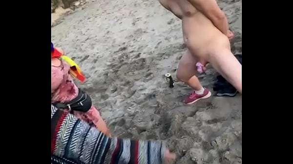 Un Mari Infidèle En Cage De Chasteté Demande Aux Filles De Botter Des Balles Pour Sa Femme