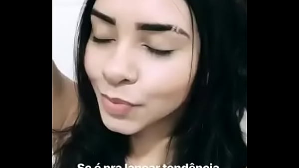 Novinha vaza peitinho no story