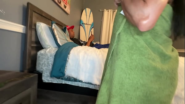 Duas gulosas brigando pra sentar mais fundo no mesmo pau