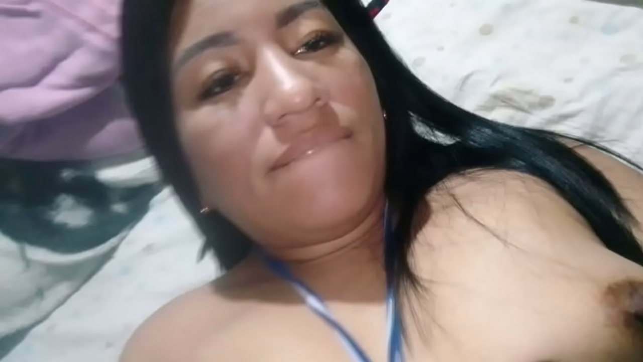 Me masturbo mientras estoy sola con mi vecino