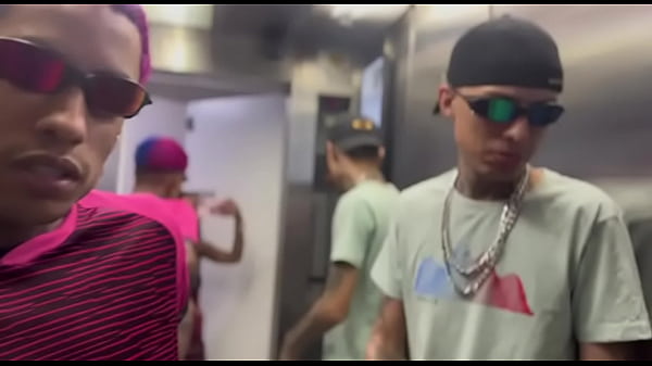 Fã do brinquedo realiza sonho de transar com el...