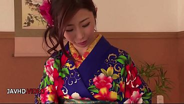 篠田あゆみがセクシーな着物姿で激しい日本のフェラチオを披露