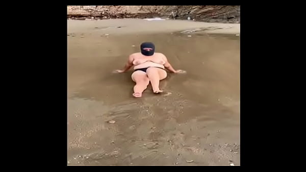 Surprising I record a sexy Colombian girl on the beach and we ended up fucking very hard on the beach.