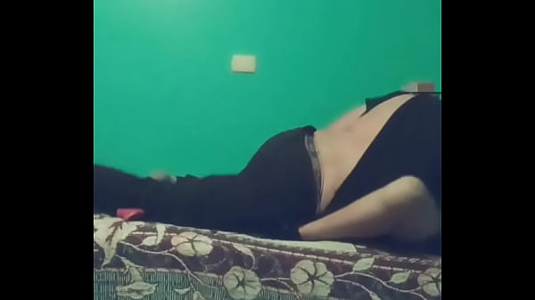 Download Video - Juego con mi amigo y terminamos calientes