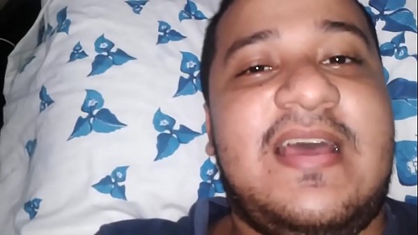 Mulher dando ao som de dedo no cu e gritaria