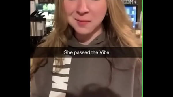 novinha gostosa fica espantada com o tamanho da esmeralda