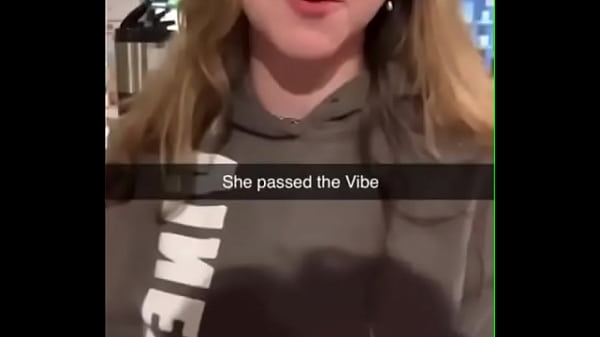 novinha gostosa fica espantada com o tamanho da esmeralda