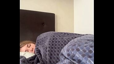 Novinha safada acabando com as rolas no gloryhole