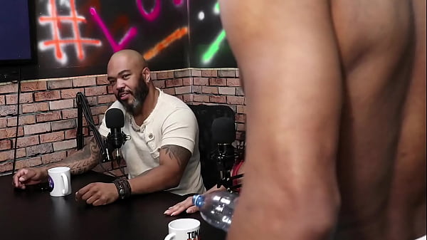 Download Video - Ela ficou dando pra todos os amigos dele&comma; e ele confessou que traiu ela 5x  - Bella Mantovani e O Fera