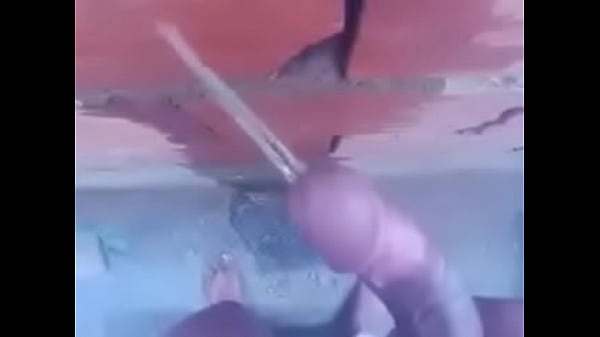 Download Video - Orinando con el pene parado