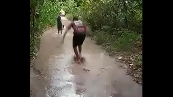 Roberio lindo pulando na lama