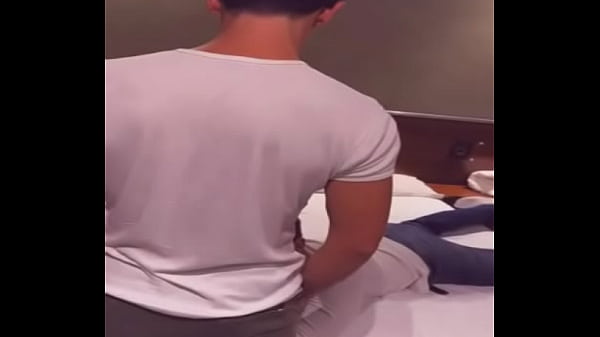 Download Video - Hetero curioso me folla a pelo y con ropa luego de unos tragos en el bar