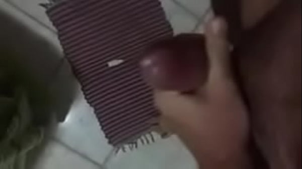 Fazendo o almoço e batendo uma punheta