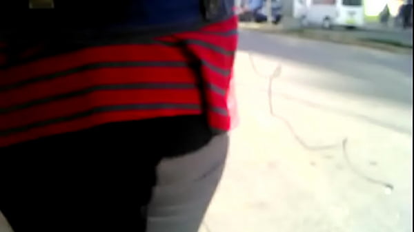 thumb espiando culo