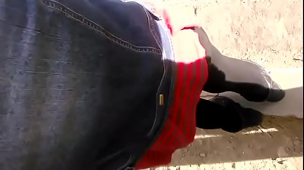 thumb espiando culo