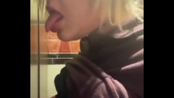 Nasty Whore Filthpig Elizabeth Lèche Les Murs Des Stands Publics